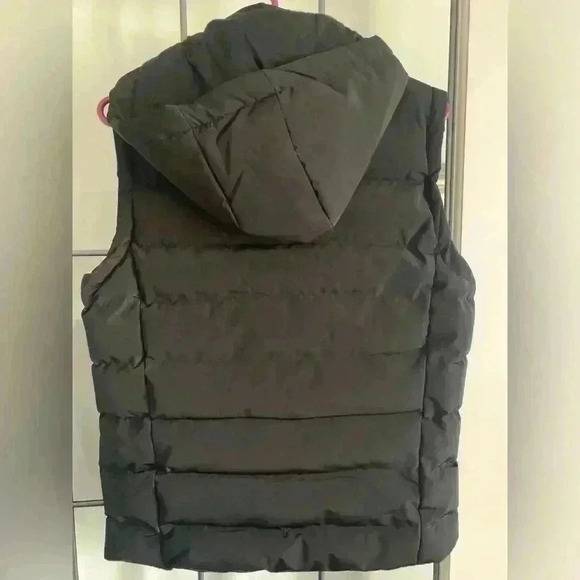 Men's small black puffer vest with removable hood  NWOT - Picture 2 of 2